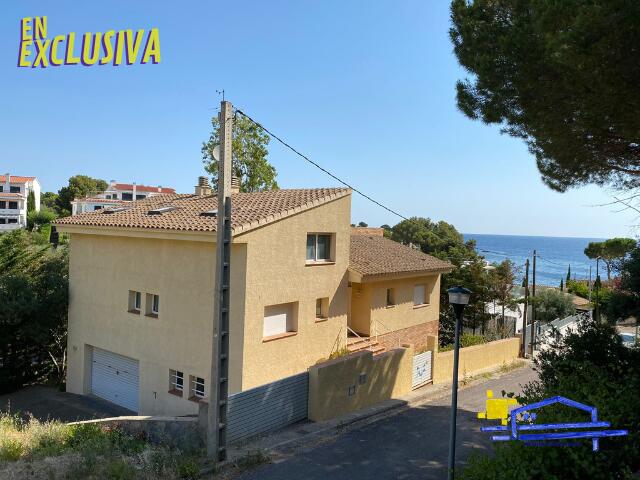 Casa -
                        Llançà -
                        4 dormitorios -
                        8/10 ocupantes